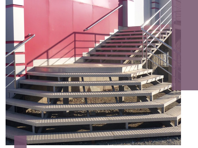 Лестницы для магазина в Южном-Сахалинске — изготовление и монтаж