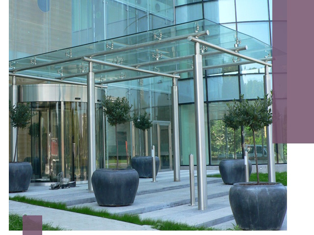 Навесы из стекла на заказ в Южном-Сахалинске — монтаж и установка